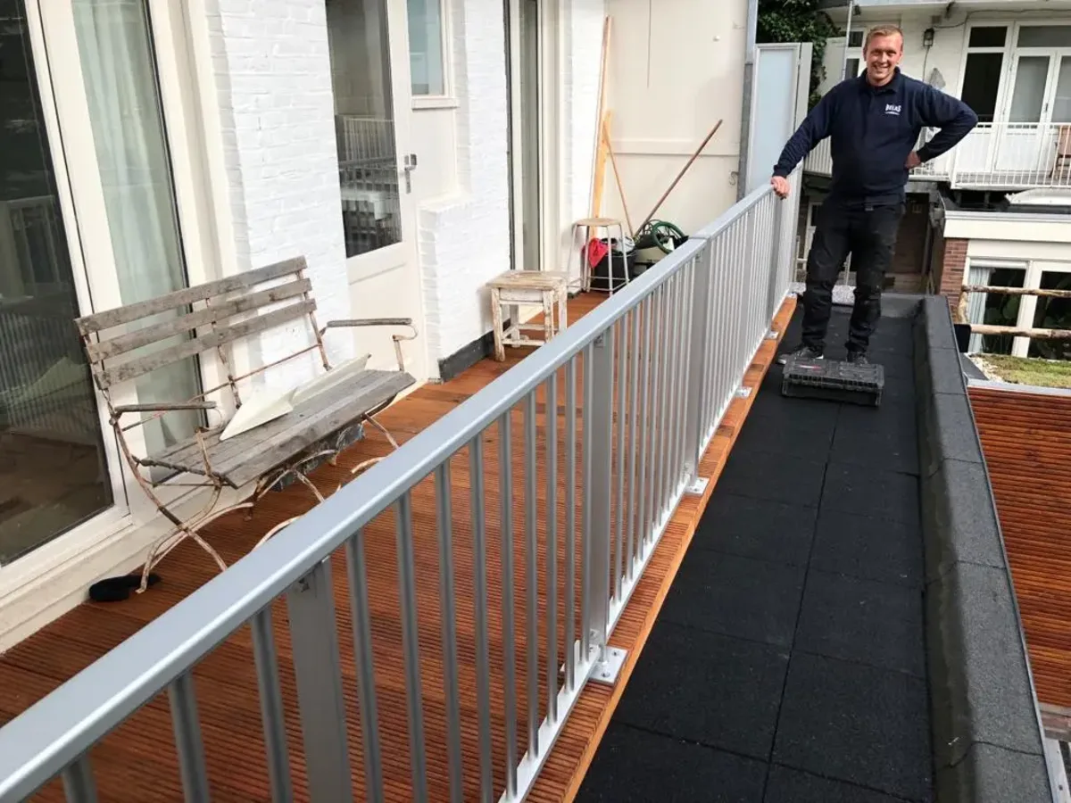 Dit is het aluminium hek ASH-R25, gezien vanaf links op het dak