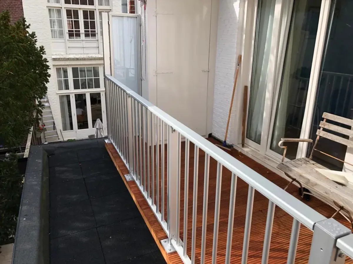 Dit is het aluminium hek ASH-R25, gezien vanaf rechts op het dak