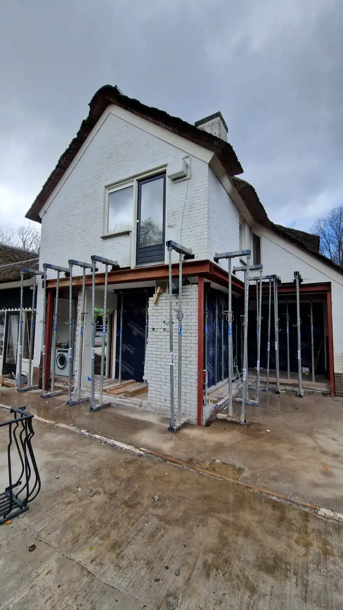 Metalen draagbalken constructie schuin vooraanzicht