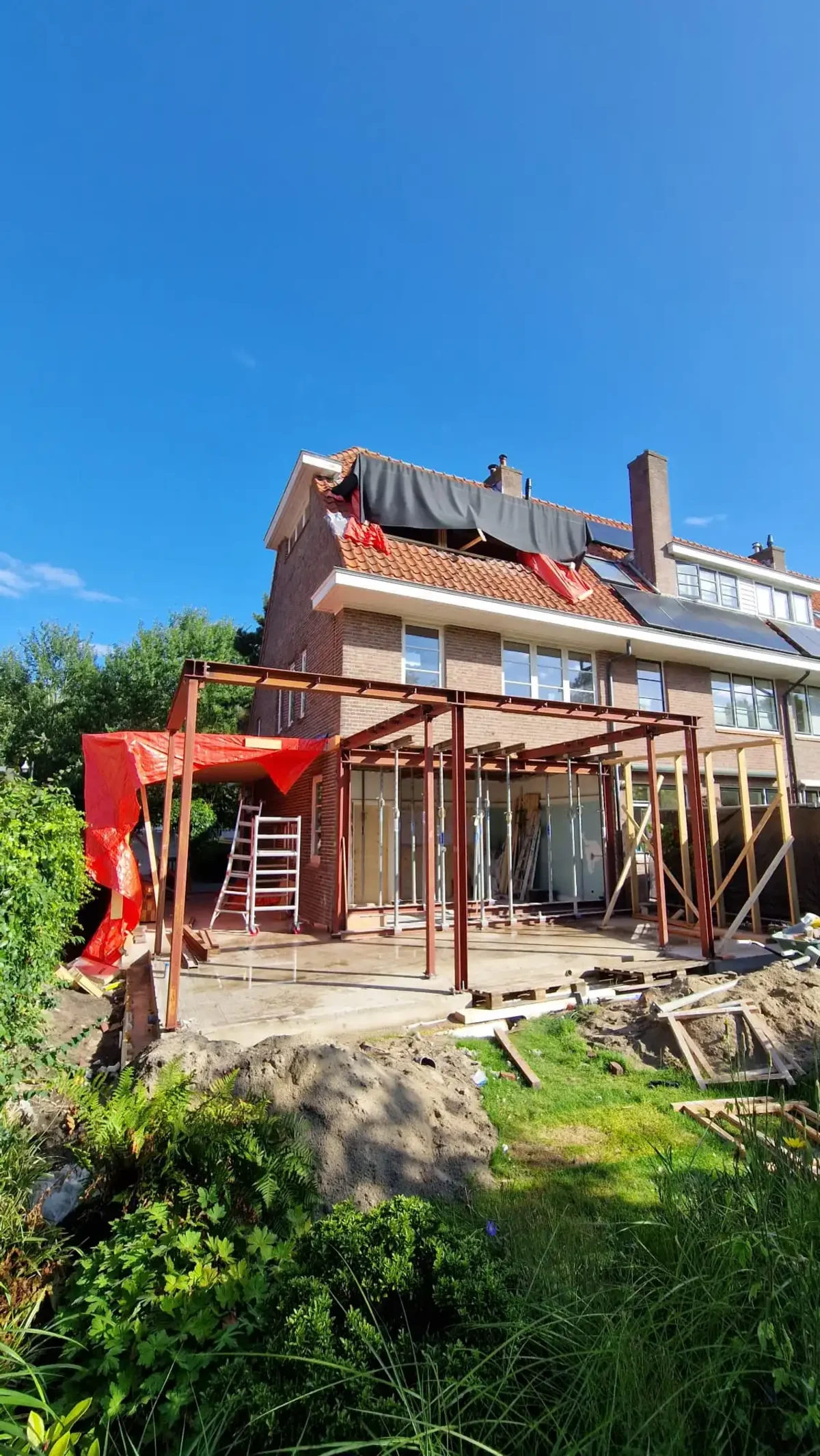 Metalen constructie voor een aanbouw