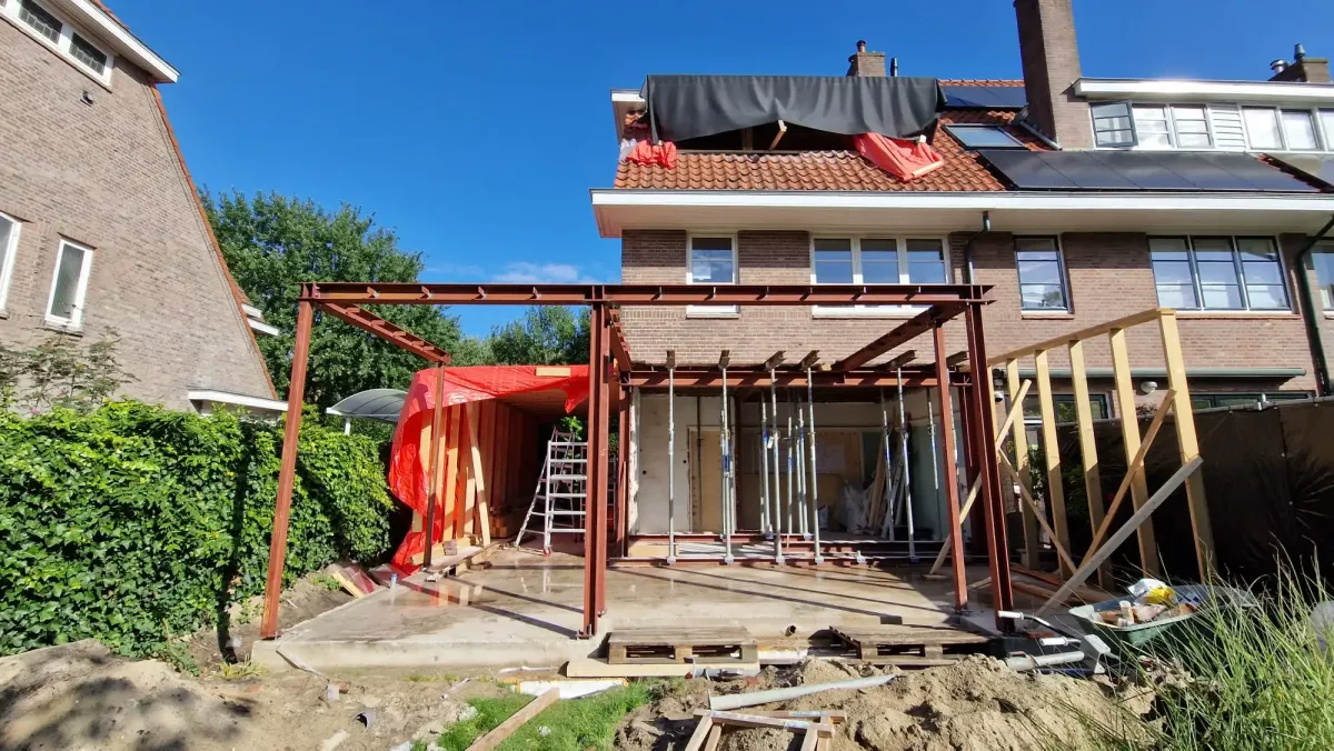 Metalen constructie voor een aanbouw achterkant huis