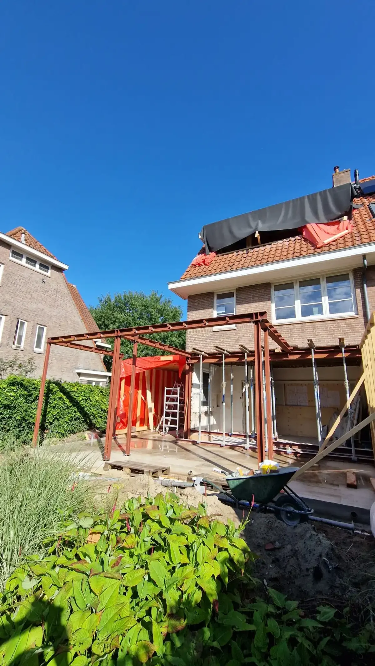 Metalen constructie voor een aanbouw achterkant huis schuin vooraanzicht