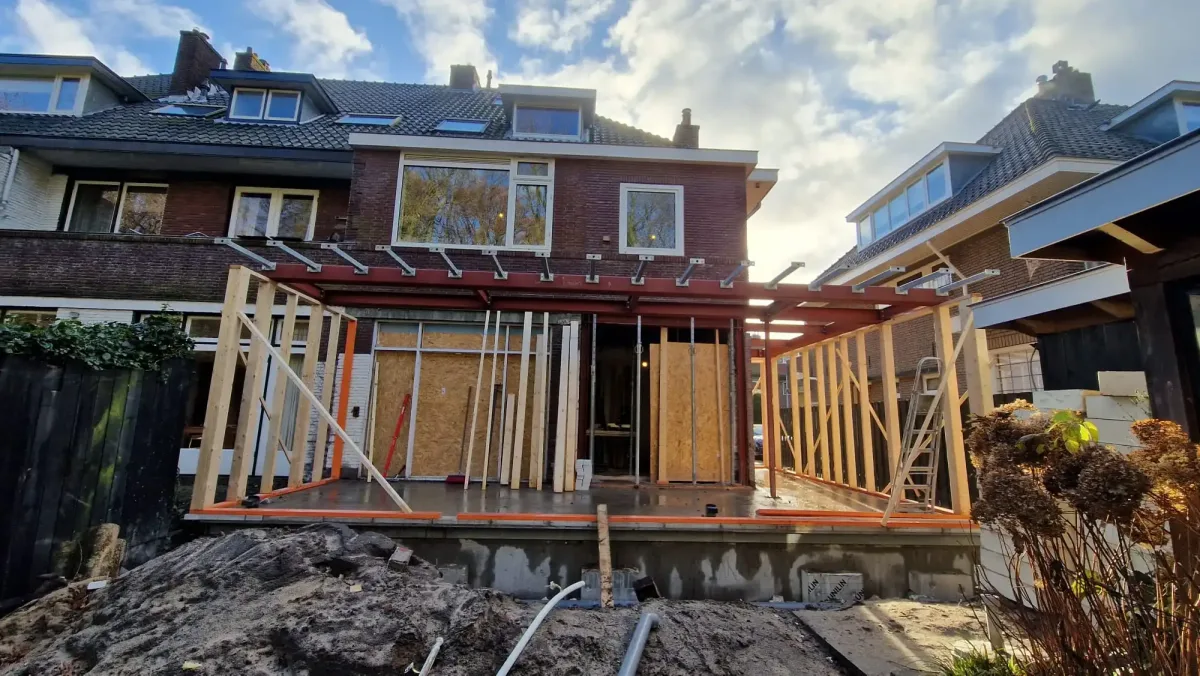 Metalen constructie voor een aanbouw achterkant huis