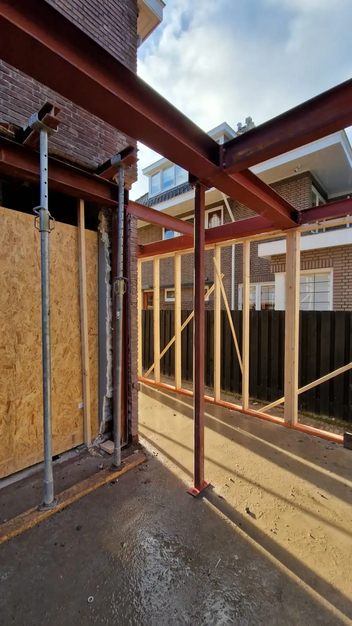 Metalen constructie voor een aanbouw zijkant huis