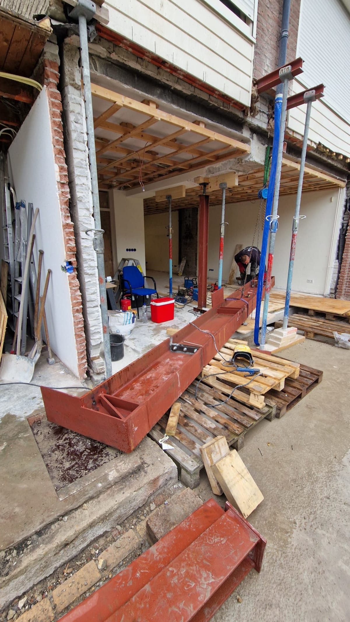 Foto van project: Staalconstructie uitbouw op de Amperestraat, Badhoevedorp 