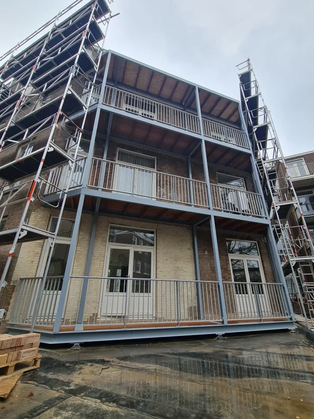 Gebouw met meerdere verdiepingen met aluminium hekwerken 