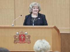 ЗакСО приступило к рассмотрению законопроекта, согласно которому, молодые женщины, родившие ребёнка до 23 лет, смогут получить от государства 550 тысяч рублей