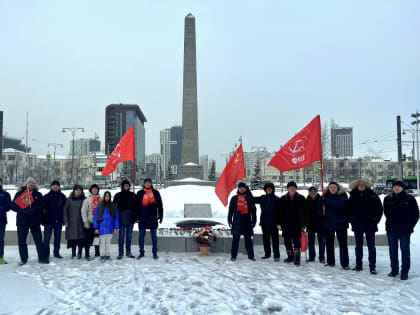 В 105-ю годовщину Красной Армии свердловские коммунисты возложили цветы к памятнику Коммунарам