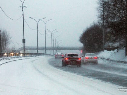 ГИБДД Екатеринбурга призывает водителей отменить дальние поездки из-за морозов