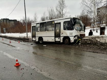 В Нижнем Тагиле автобус с пассажирами снёс забор