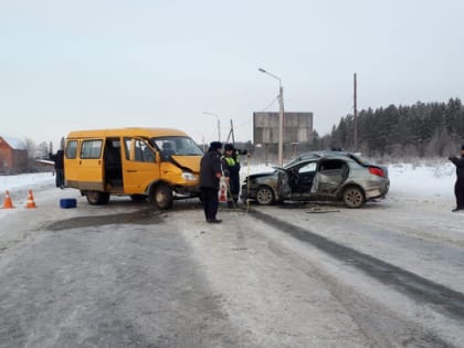 В Серове в ДТП с микроавтобусом погибла женщина-водитель легковушки