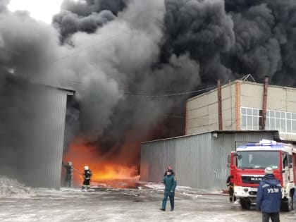 В Екатеринбурге – крупный пожар на территории завода. Фото