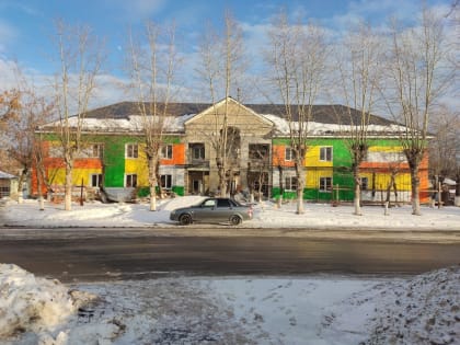 В Каменске-Уральском неоднозначно раскрасили фасад детской поликлиники