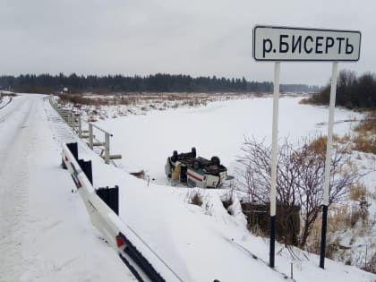 На Урале скорая помощь рухнула с моста на замерзшую реку
