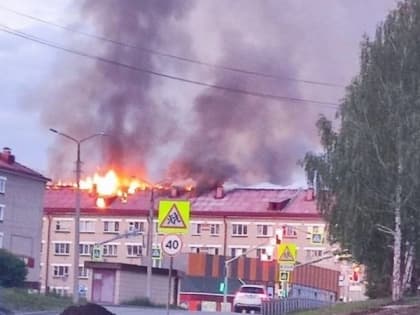 В Первоуральске вспыхнула крыша общежития