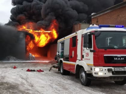 Пожар на Эльмаше перекинулся на склад с газовыми баллонами, начались взрывы