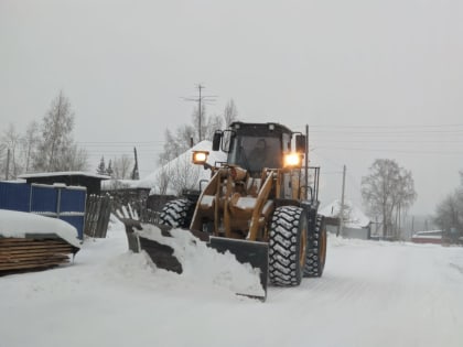 В Краснотурьинске продолжают ликвидировать последствия снегопада