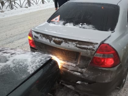 В Екатеринбурге после массового ДТП ищут "бешеную" Lada с фальшивыми номерами