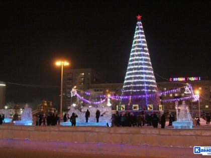Главная елка Каменска-Уральского будет радовать детвору до 22 января