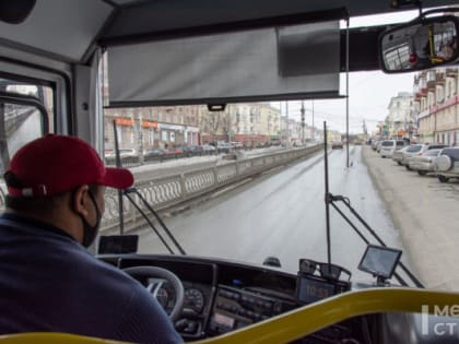 В Нижнем Тагиле школьница бежала за автобусом, который прищемил ей руку дверями во время посадки 