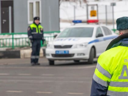 Юго-Запад Екатеринбурга встал в пробке из-за протаранившего автобус внедорожника