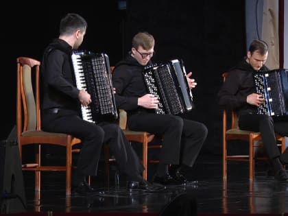 200 лет баяну. Юных жителей Ревды с инструментом знакомил ансамбль «А-трио»