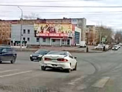 Накануне в Каменске-Уральском легковушка на скорости протаранила иномарку. ВИДЕО