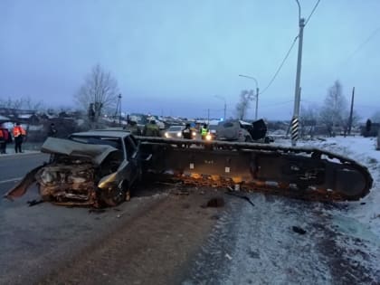 На трассе Екатеринбург — Курган водителя раздавило упавшей с тягача гусеничной платформой