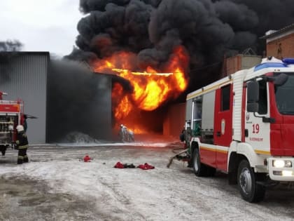 Огромный пожар на заводе в Екатеринбурге разрастается