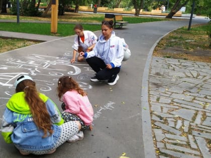 Молодогвардейцы Екатеринбурга провели конкурс детских рисунков на центральной площади