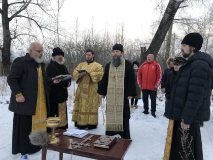 Владыка Евгений совершил молебен на месте строительства храма во имя святителя Луки Крымского