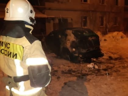 В Екатеринбурге сгорели иномарка и пассажирский автобус