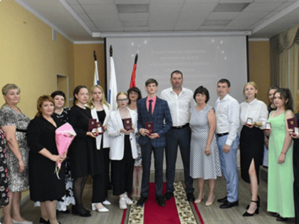 Глава округа поздравил медалистов-выпускников