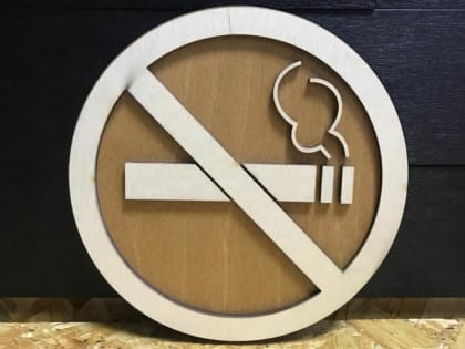 Количество курящих в России становится меньше