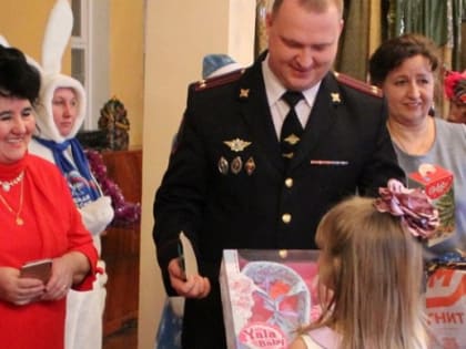 Главный полицейский Тавды исполнил новогоднюю мечту воспитанницы социально-реабилитационного центра