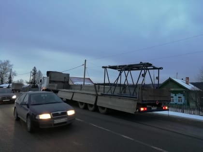 Есть раненые и погибшие: на свердловской трассе 16-тонная «гусеница» раздавила две легковушки