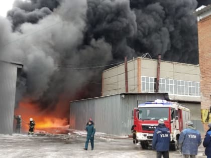 В Екатеринбурге вспыхнул завод лакокрасочных изделий