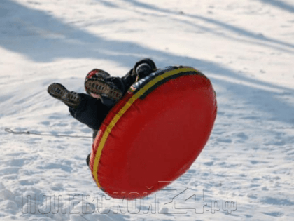 На санках и бубликах. Эксперт по спортивной медицине предостерег уральцев от травм во время зимних забав