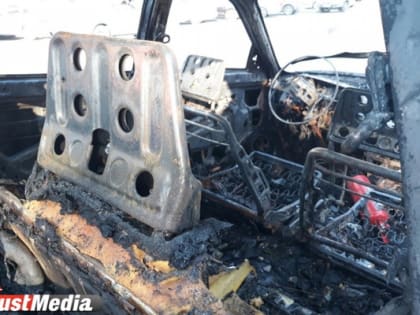 Ночью на ВИЗе сгорела Mazda Familia