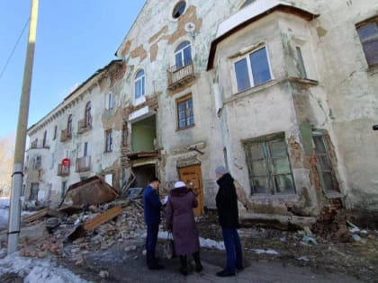 В Свердловской области дом обрушился из-за падения льда с крыши