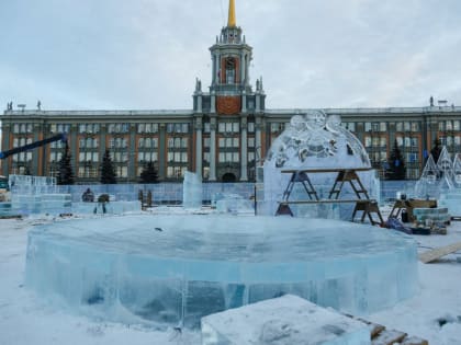 Погода благоприятствует строителям Новогоднего городка