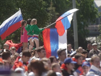 В Екатеринбурге торжественно вручили государственные флаги добровольцам и общественникам
