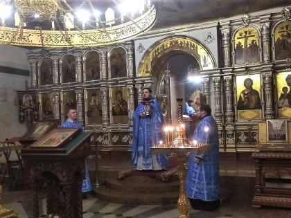 В Екатеринбурге в рамках Сретенского фестиваля в Храме на Крови прошла ночная литургия с участием молодежи