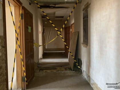 «Вчера заглянул голубь»: медики из Невьянска пожаловались на обрушающийся потолок