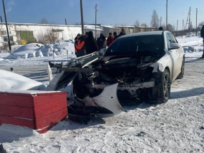 В Свердловской области пригородный поезд на переезде столкнулся с легковым автомобилем Mercedes