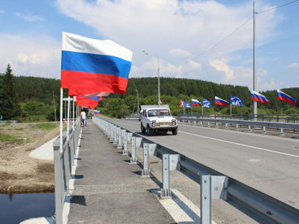 Новый бетонный мост в городе