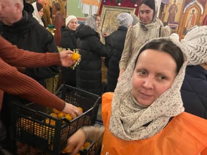 В Свято-Троицком кафедральном соборе Нижнего Тагила уже сложилась добрая традиция: совместно с местным отделением благотворительного фонда «Банк Еды Русь» дарить радость в виде сла