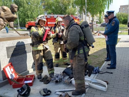 «Внимание! Пожарная тревога!»: огнеборцы ликвидировали условный пожар в здании спортивного комплекса