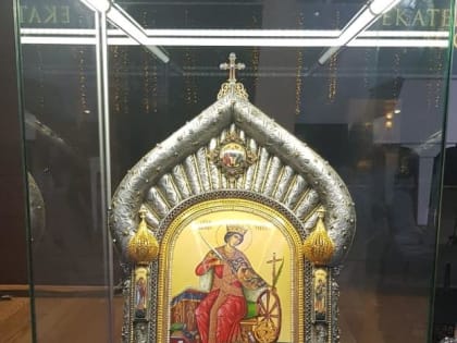 На аукционе «Екатерининской Ассамблеи» пустили с молотка стол, сделанный губернатором Куйвашевым, и уникальную икону Святой Екатерины