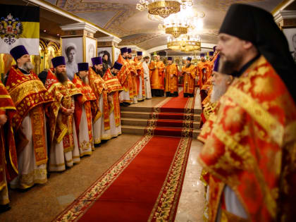 В Собор новомучеников и исповедников Церкви Русской совершена архиерейская Божественная литургия в Храме-на-Крови